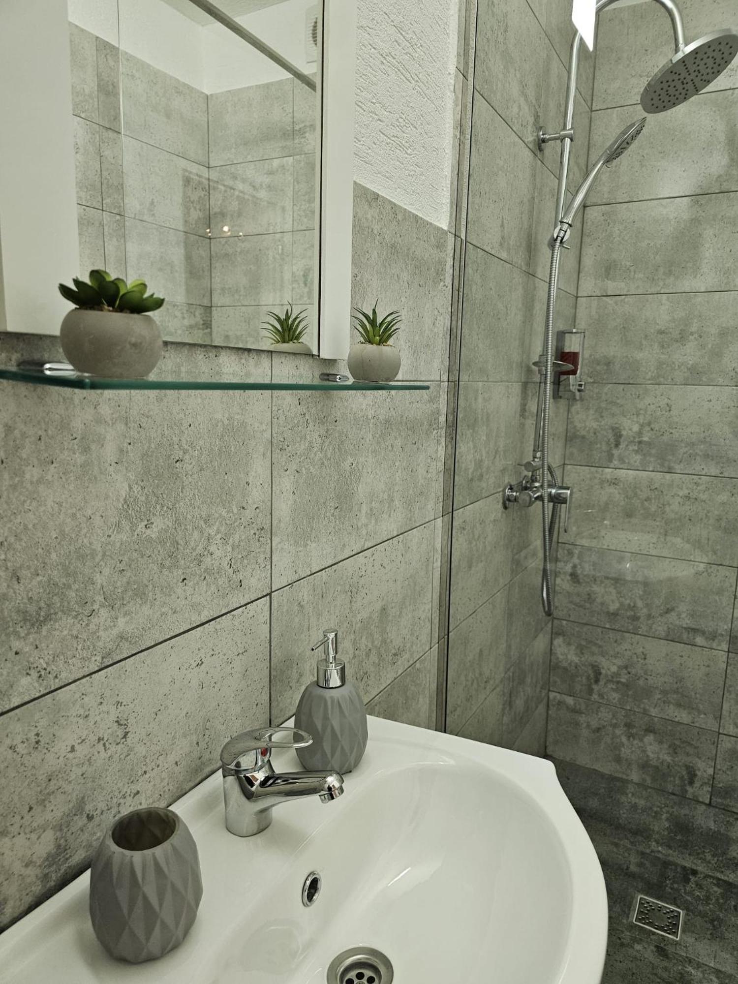 Mona Central Apartment Hunedoara Exterior photo